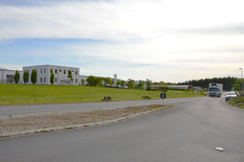 Ein LKW auf der Straße zu einem Industriegebiet