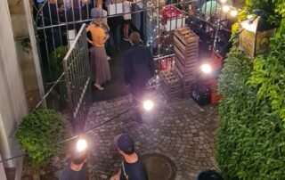 Viele Besucher im Hof des Weinguts Fischer
