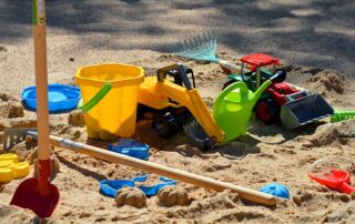Sandkasten mit Sandspielsachen