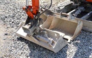 Bagger auf Schotterfläche