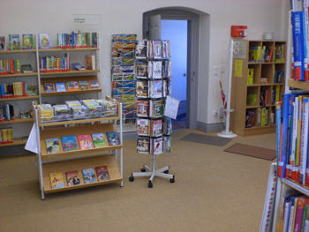 Bücher in Regalen einer Bibliothek