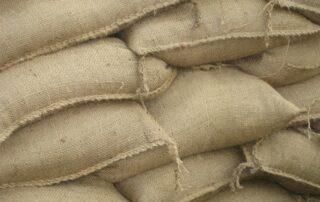 Berg mit Sandsäcke aus Jute