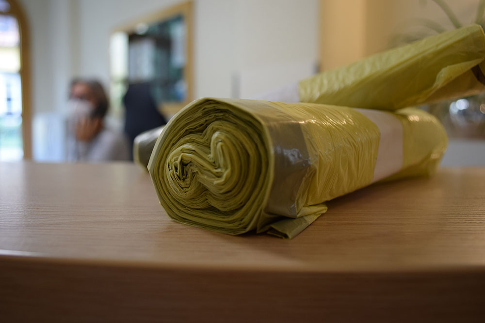 Gelbe Säcke auf Theke