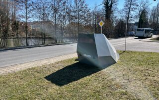 Blitzanhänger am Straßenrand