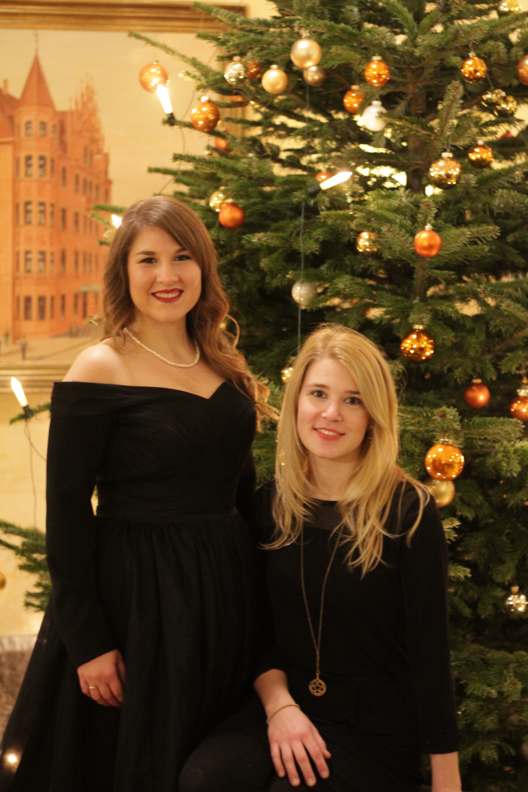 Pianistin und Sängerin vor dem Weihnachtsbaum