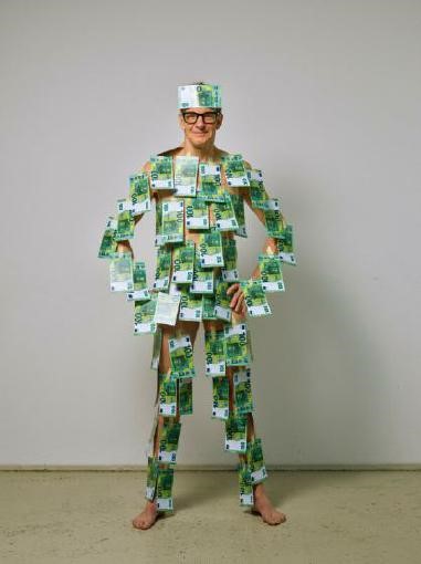 Mann mit Anzug aus grünen Geldscheinen