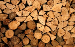 Holzscheite aufgestapelt