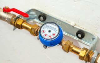 Wasseruhr an der Wand befestigt