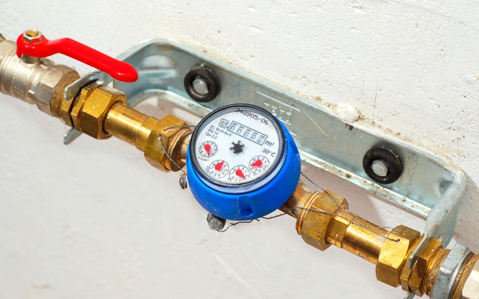 Wasseruhr an der Wand befestigt