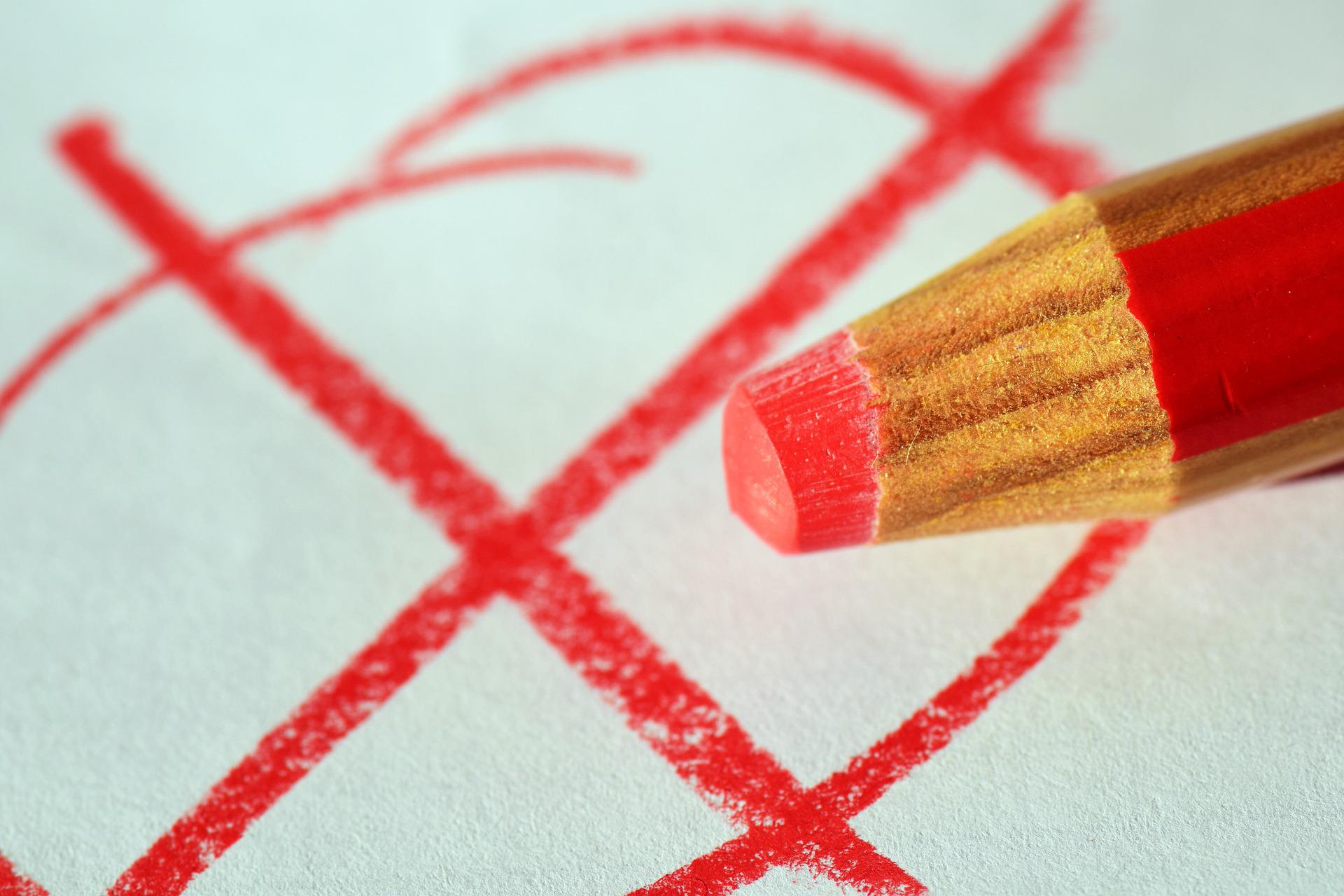 Rotes Kreuz auf einem Wahlschein mit rotem Buntstift