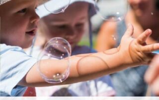 Titelbild Flyer Aktionstage für Familien mit spielenden Kindern