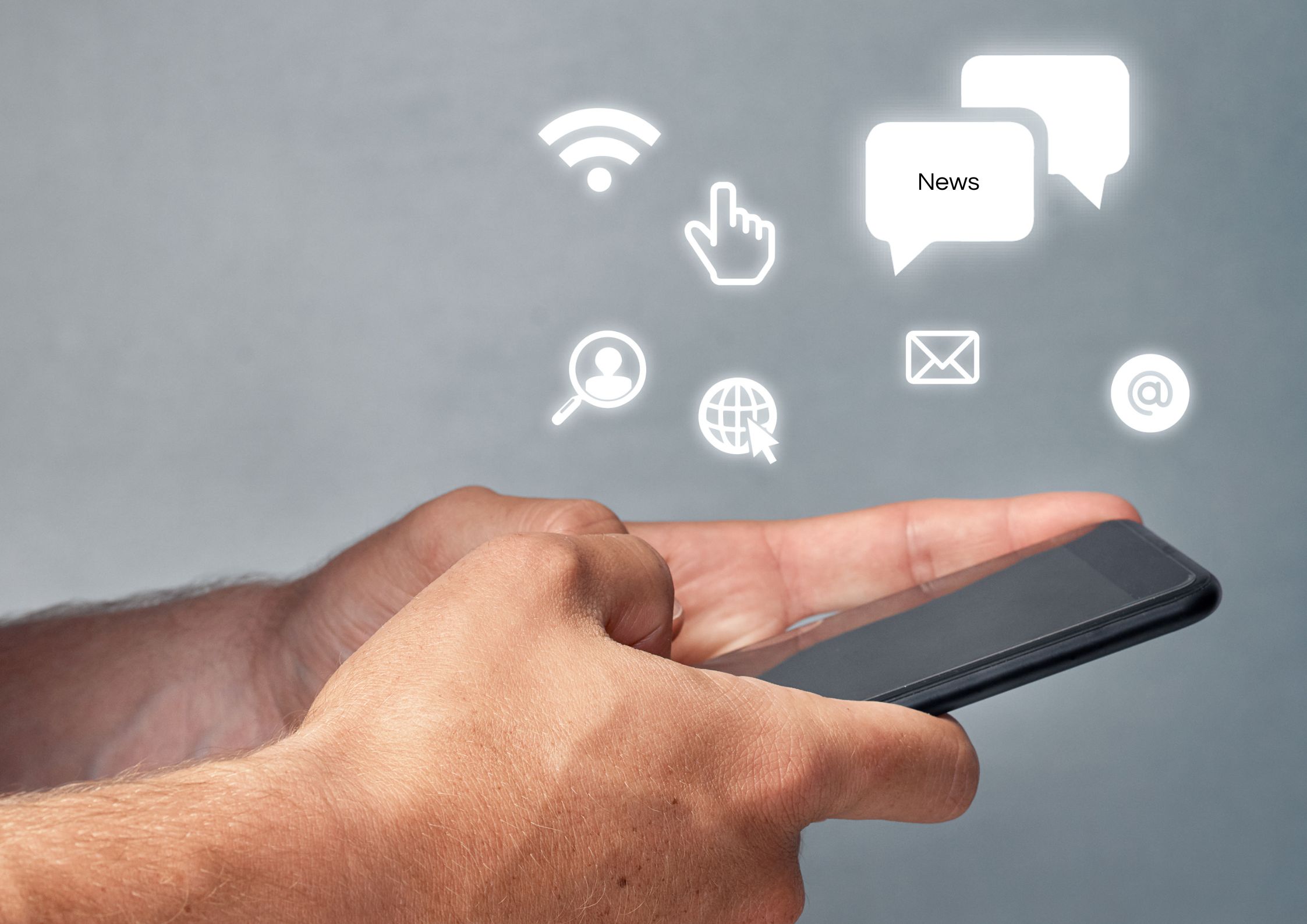 News Zwei Hände halten ein Smartphone darüber sind verschiedene Symbole abgebildet sowie eine Sprechblase mit dem Wort "News"